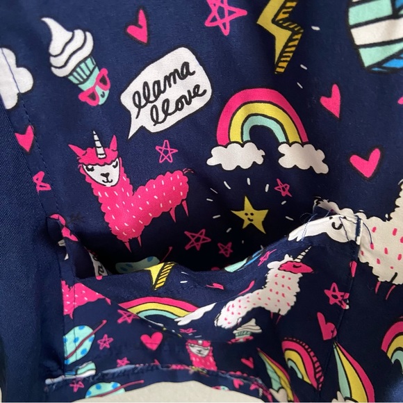 Green Town S scrub top with colorful llama and rainbow print w/ 2 front pockets - Picture 6 of 11